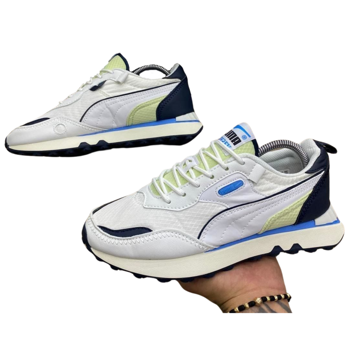 Zapatillas Puma Rider FV Future Hombre: Comodidad y Estilo para tu Día a Día Si estás buscando las ZAPATILLAS PUMA RIDER FV FUTURE HOMBRE, en Onlineshoppingcenterg tenemos justo lo que necesitas. Estas zapatillas combinan lo mejor del diseño moderno con un toque retro, ofreciendo comodidad, estilo y rendimiento para el día a día. Conoce todo lo que debes saber antes de hacer tu compra de Puma Rider FV Future Hombre y por qué son la opción ideal para completar tu look.  ¿Por Qué Comprar Zapatillas Puma Rider FV Future Hombre? Las Zapatillas Puma Rider FV Future Hombre destacan por su diseño innovador, inspirado en las clásicas zapatillas de los años 80, pero con un toque futurista y moderno. Están diseñadas para brindar el máximo confort gracias a su suela acolchada y materiales ligeros, ideales para caminar todo el día sin perder el estilo.  Estilo Retro Futurista El diseño de las Puma Rider FV Future Vintage ofrece una mezcla perfecta entre lo retro y lo moderno. Con detalles llamativos y una paleta de colores vibrantes, como las Puma Future Rider Pastel, estas zapatillas están pensadas para aquellos que quieren destacar sin sacrificar la comodidad. Las Puma Rider Hombre no solo son funcionales, sino que también son el complemento perfecto para cualquier atuendo casual o deportivo.  Características de las Puma Rider FV Future Comodidad Superior Uno de los puntos fuertes de las Puma Rider FV Future es su comodidad. Incorporan una entresuela con tecnología de amortiguación, que hace que caminar o correr sea una experiencia suave y agradable. Las Puma Future Rider Soft están diseñadas pensando en brindar soporte en cada paso, lo que las convierte en una excelente opción para actividades diarias.